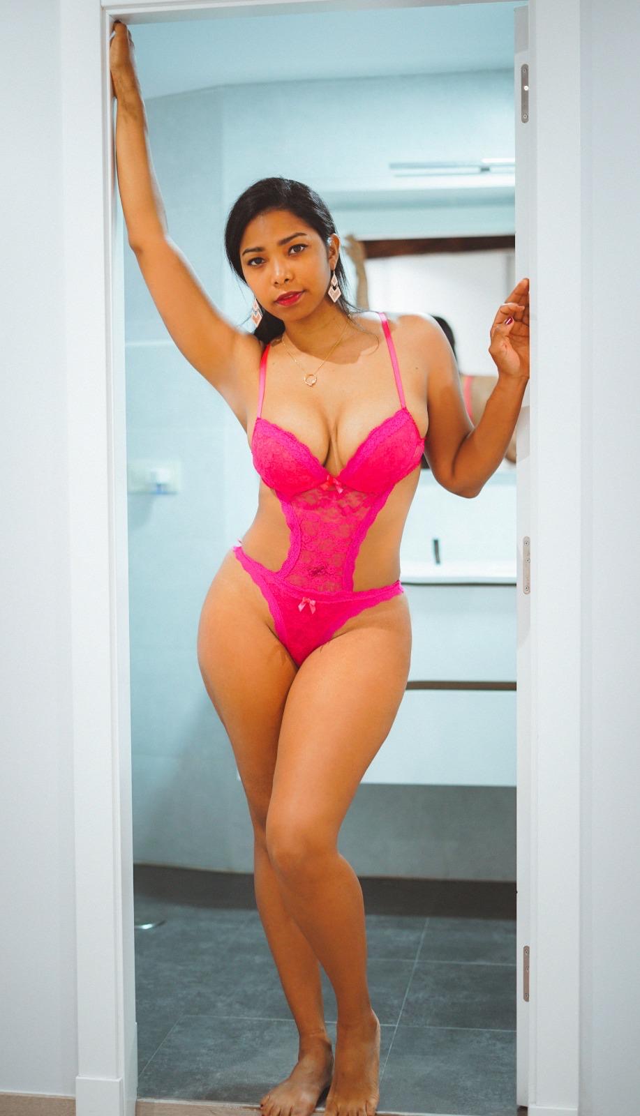 VIP-Massage Frankfurt - Masseurin Naty-NEU : Alter: 25, Haarfarbe - Braun | foto - 2