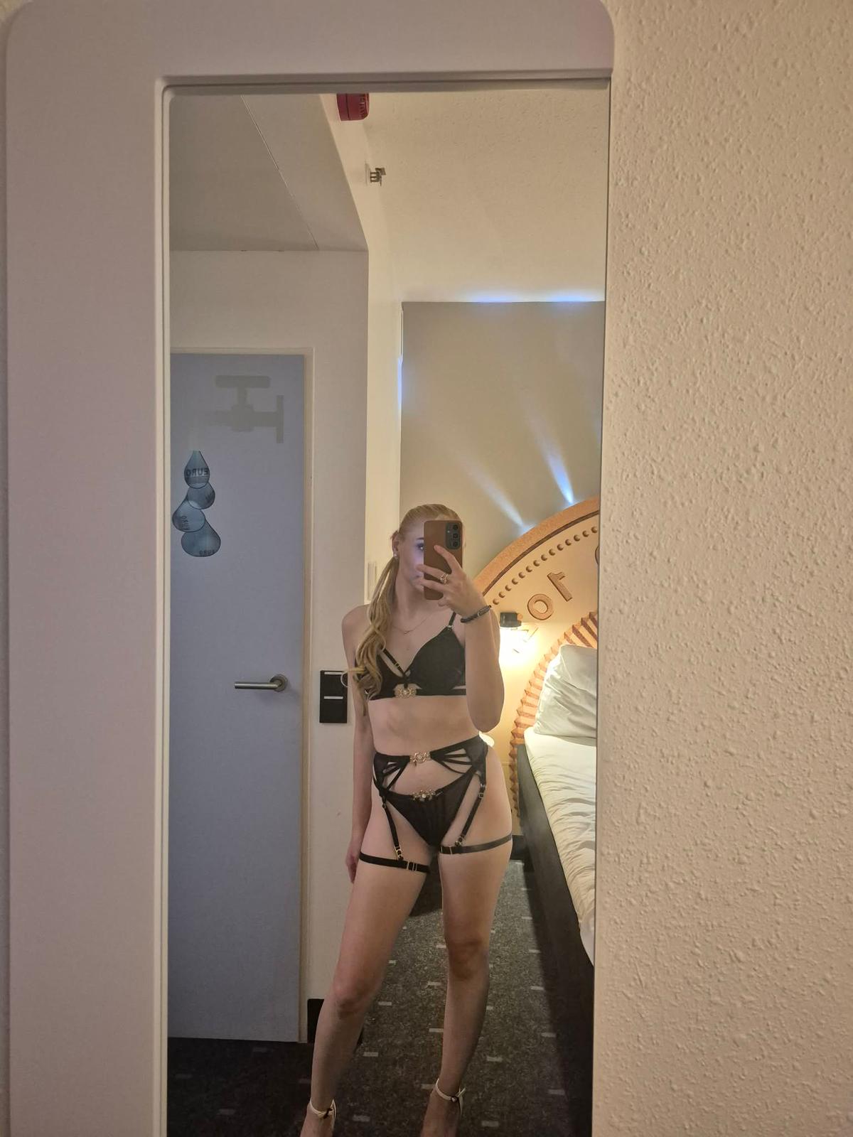 VIP-Massage Frankfurt - Masseurin Melis -NEU : Alter: 20, Haarfarbe - Blond 